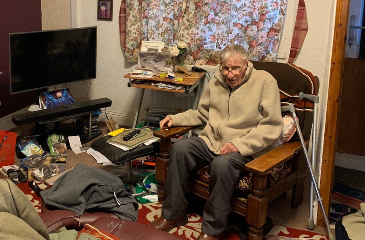 Un homme de 94 ans se fait dtruire et voler sa maison tout juste avant Nol