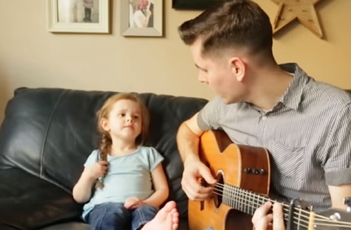 Cette petite puce de 4 ans qui chante avec son papa vous fera fondre le coeur...