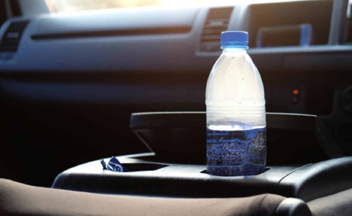 Ne laissez jamais une bouteille d'eau dans votre voiture: Les pompiers expliquent pourquoi.