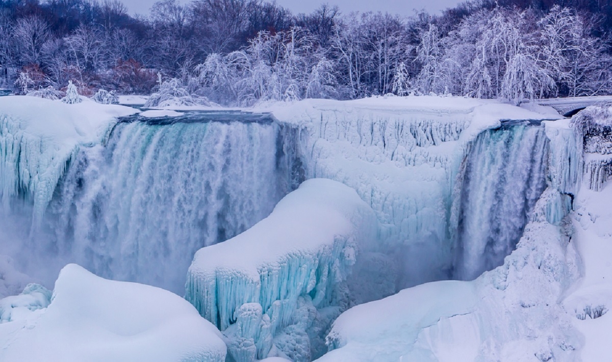 Le froid au Canada est si intense que les Chutes du Niagara sont geles ! 