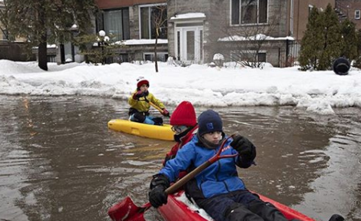 Photo choc: Des enfants font du Kayak dans les rues de Montral