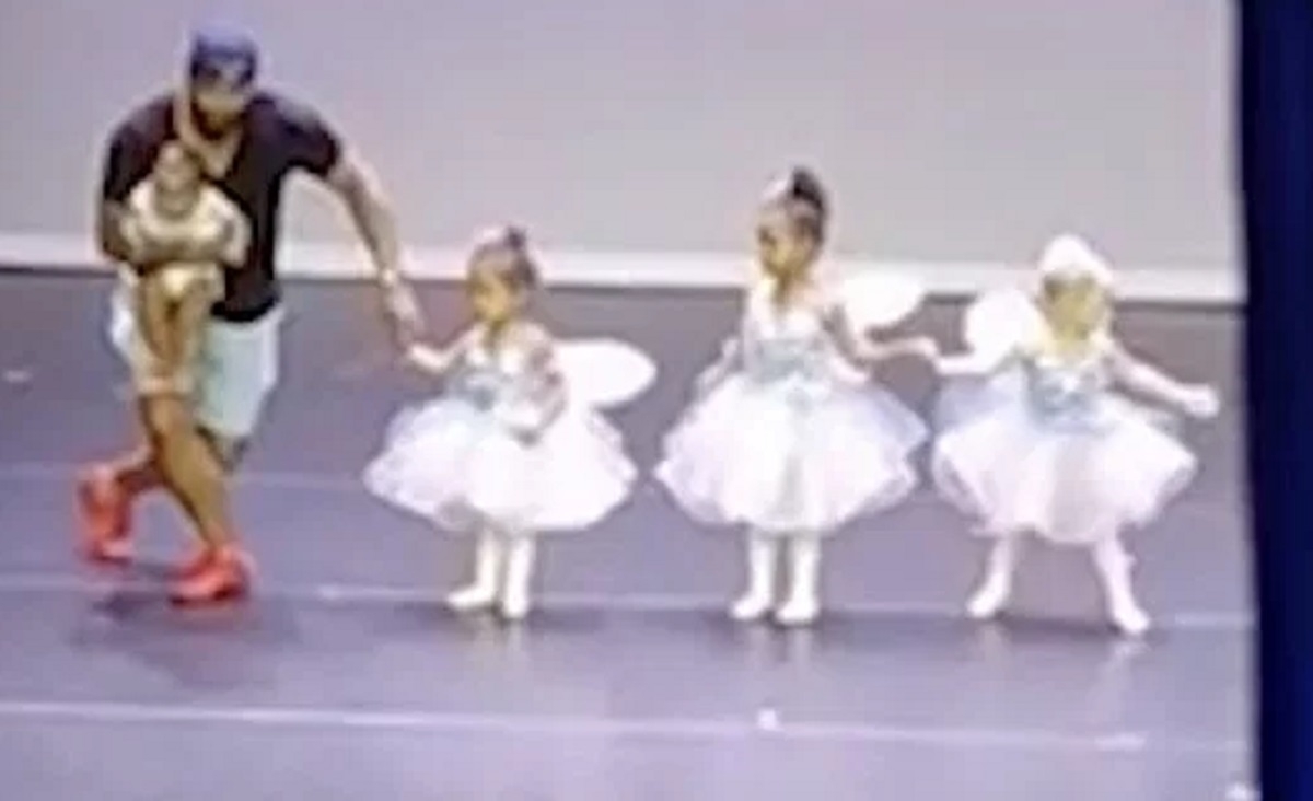 La fillette est apeure  son spectacle de danse, mais son papa vient l'aider d'une adorable faon
