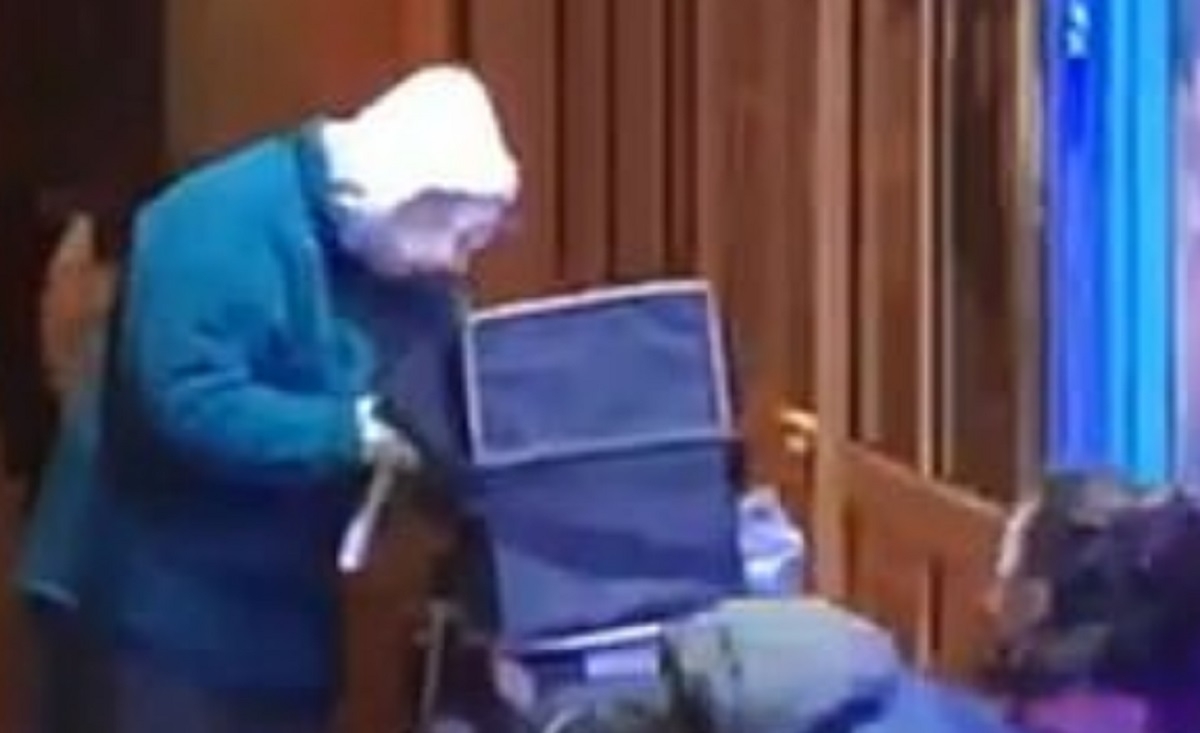Cette vieille dame au grand coeur est filme pendant qu'elle aide des sans abris par grand froid
