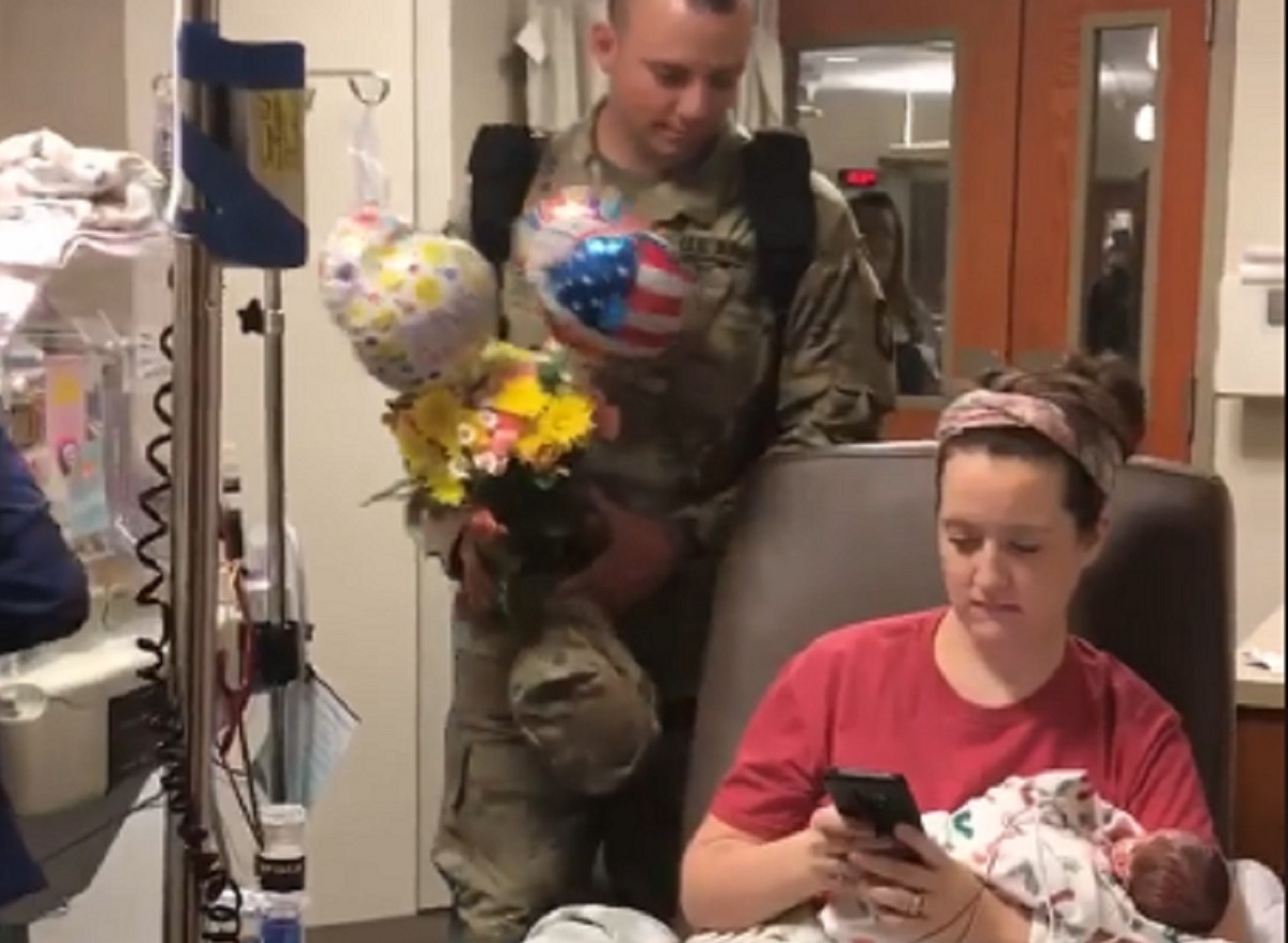 Un soldat fait la surprise de son retour  sa femme et voit ses jumeaux pour la premire fois