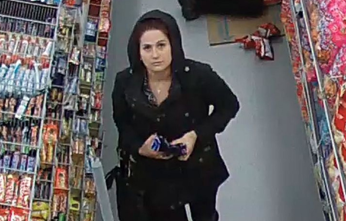 Une femme recherche  Laval pour vol dans un Dollarama