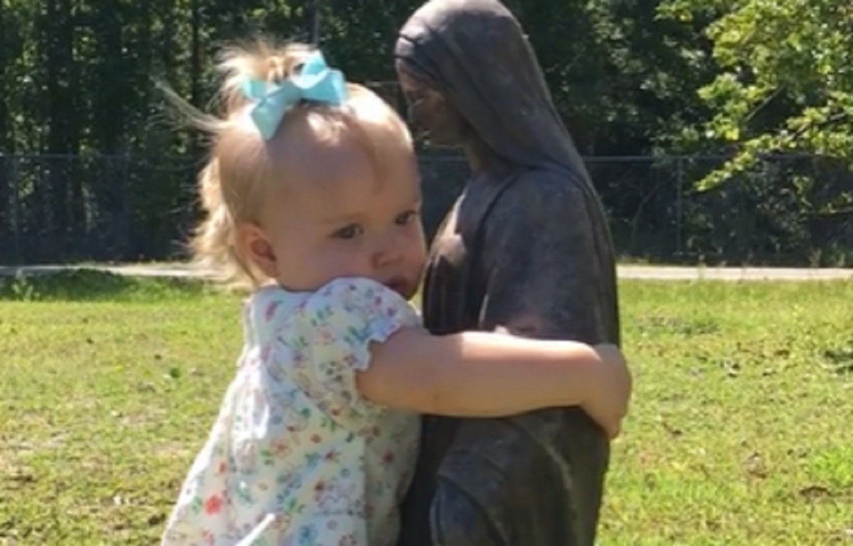 La raction troublante d'une fillette devant la statue de la Vierge Marie devient virale