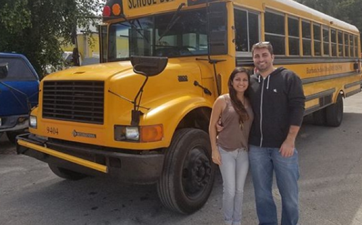 Un couple transforme un vieux bus scolaire en ravissante petite maison pour voyager
