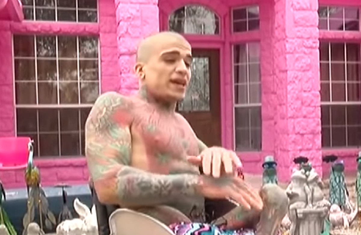 Un homme reoit des menaces de ses voisins parce qu'il a peint toute sa maison en rose