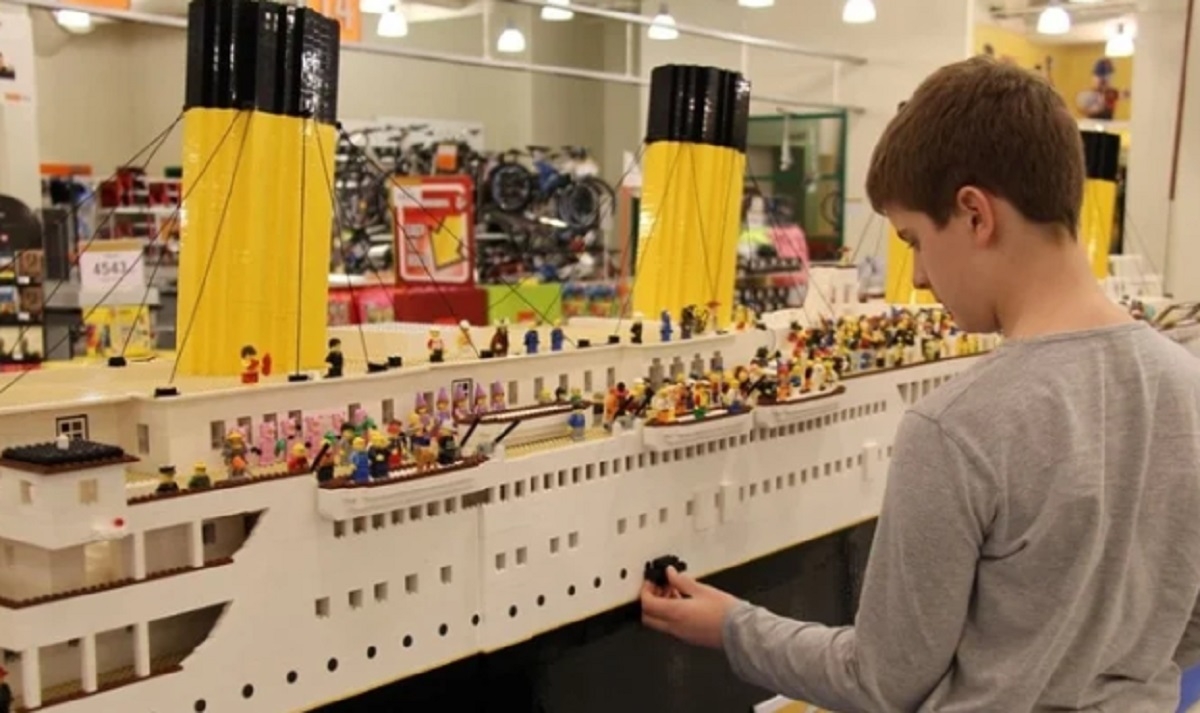 Un jeune garon autiste cr une rplique du Titanic en Legos 