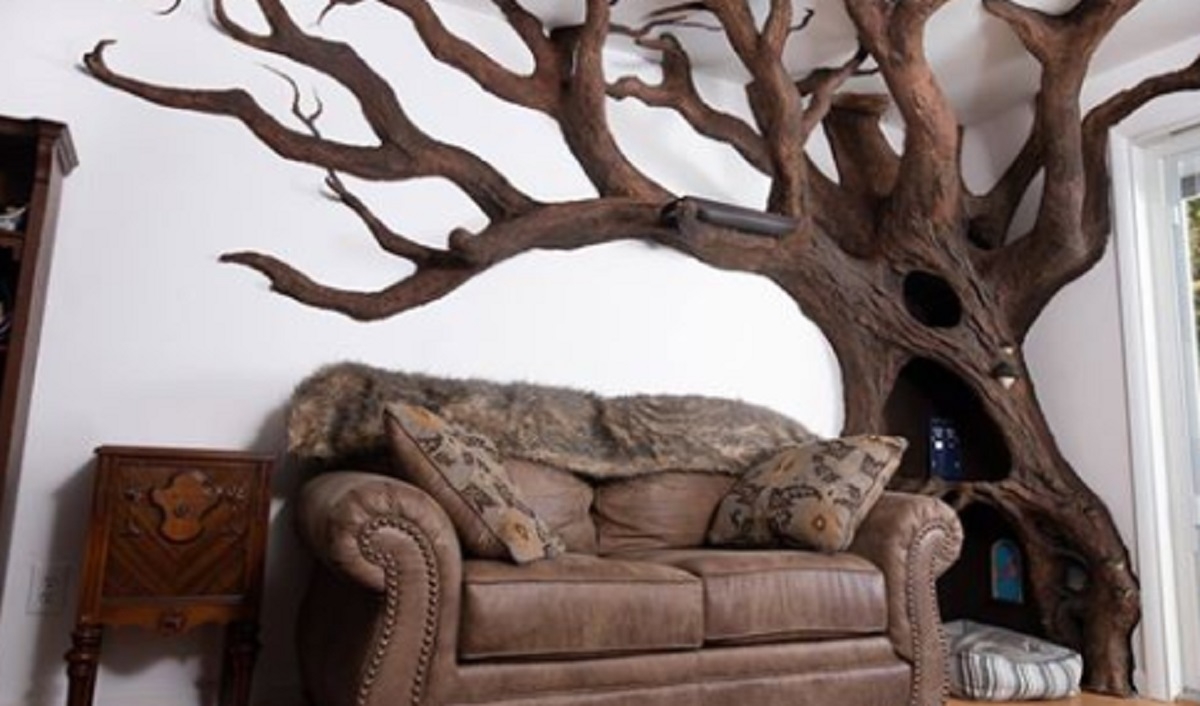 Un homme construit des arbres  chats grandeur nature