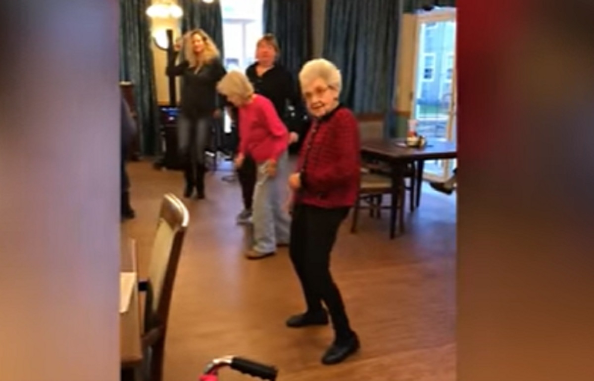 Une mamie de 87 ans se dchane sur la musique dans sa maison de retraite