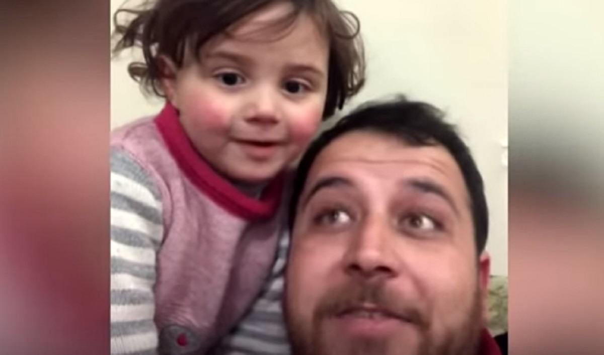 Un papa syrien crer un jeu avec sa fille pour la faire rire quand une explosion retentit 