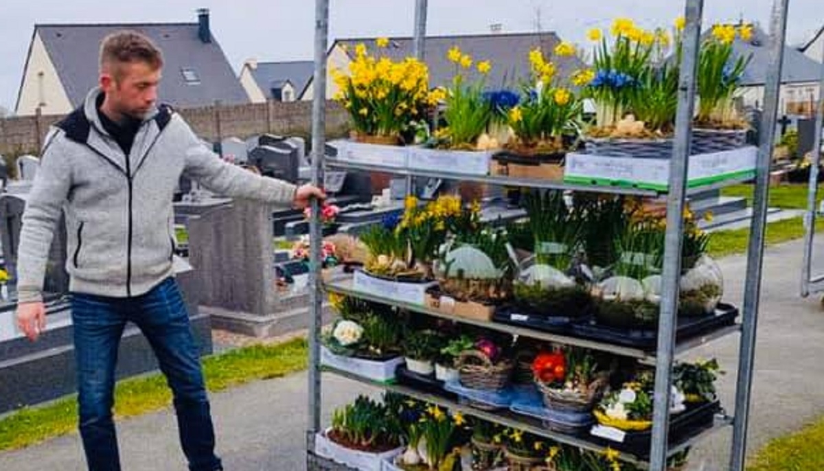 Un horticulteur fleurit les tombes des personnes dcdes plutt que de jeter les fleurs non vendues