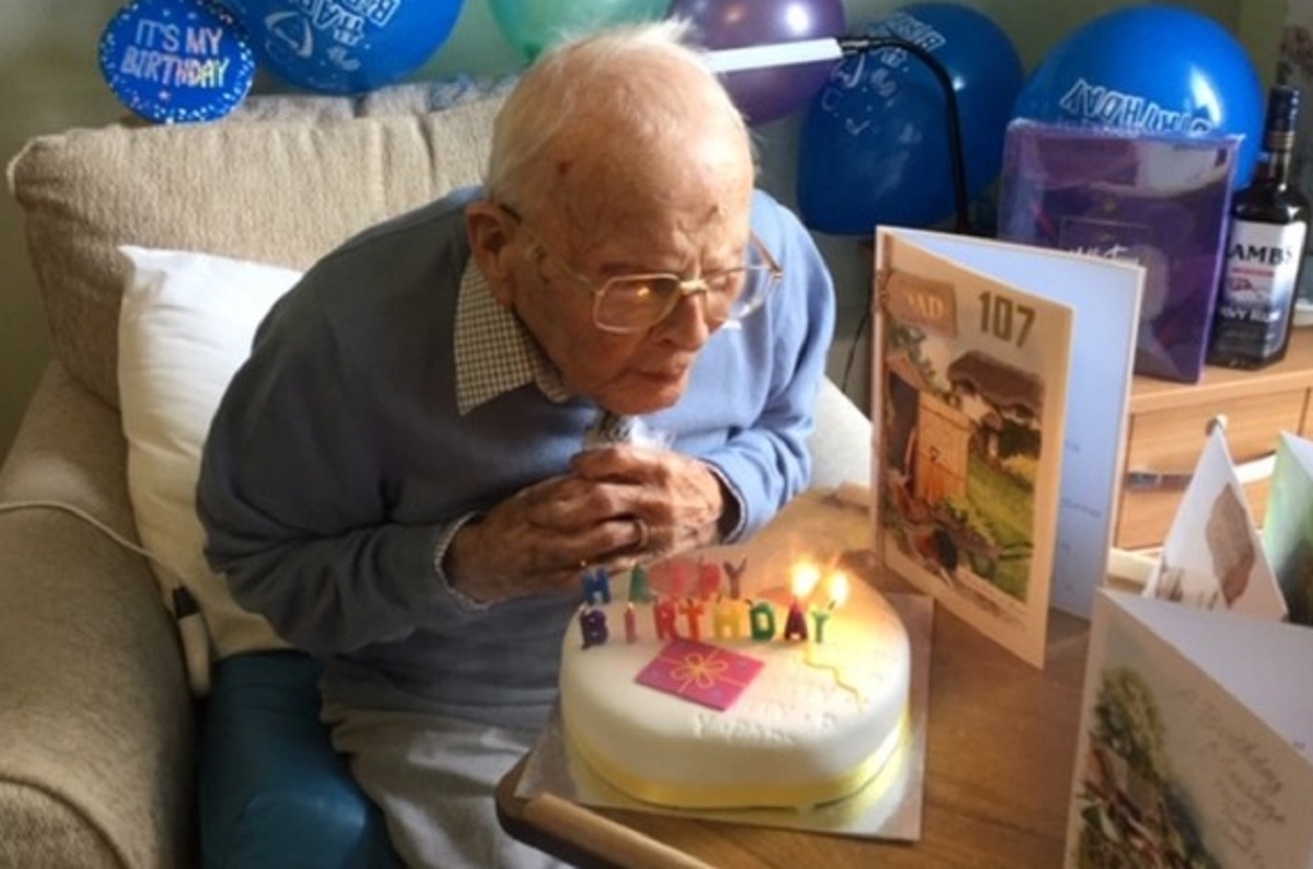 Un homme de 107 ans fte son anniversaire seul  cause du coronavirus mais voit sa famille grce  la technologie