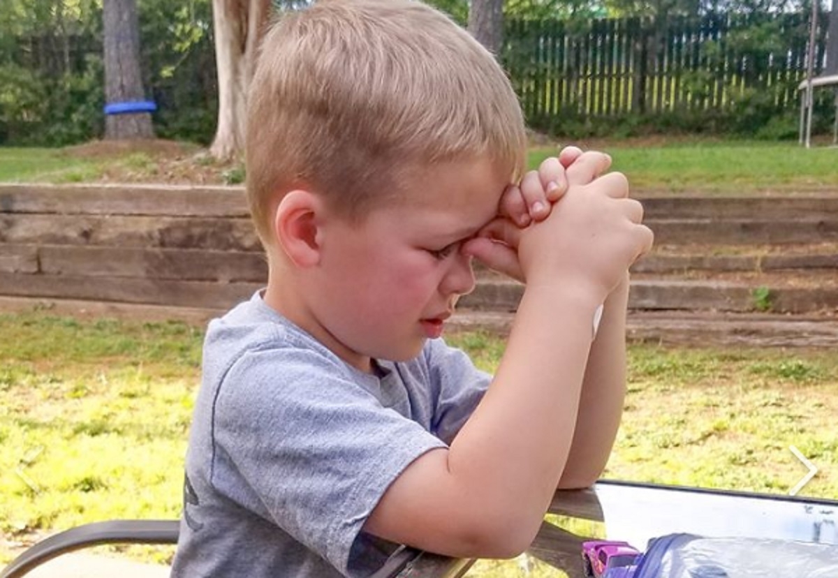 La photo d'un garon de 4 ans qui prie pour son papy atteint de la COVID-19 enflamme le Web