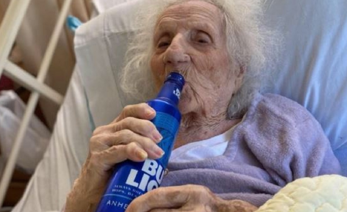 Une dame de 103 ans prend une bire frache pour clbrer sa victoire contre le coronavirus