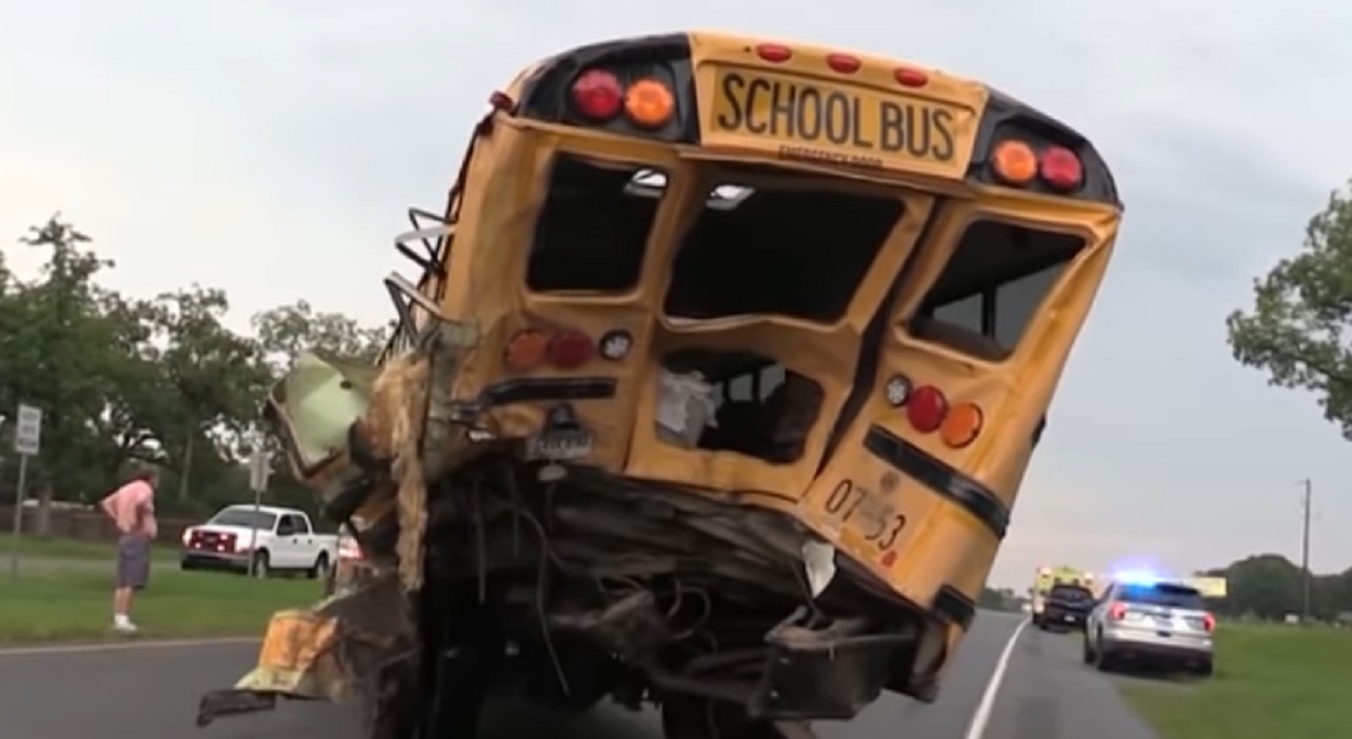 Suite  une collision avec un bus scolaire, un camionneur dcde aprs avoir sauv tous les enfants