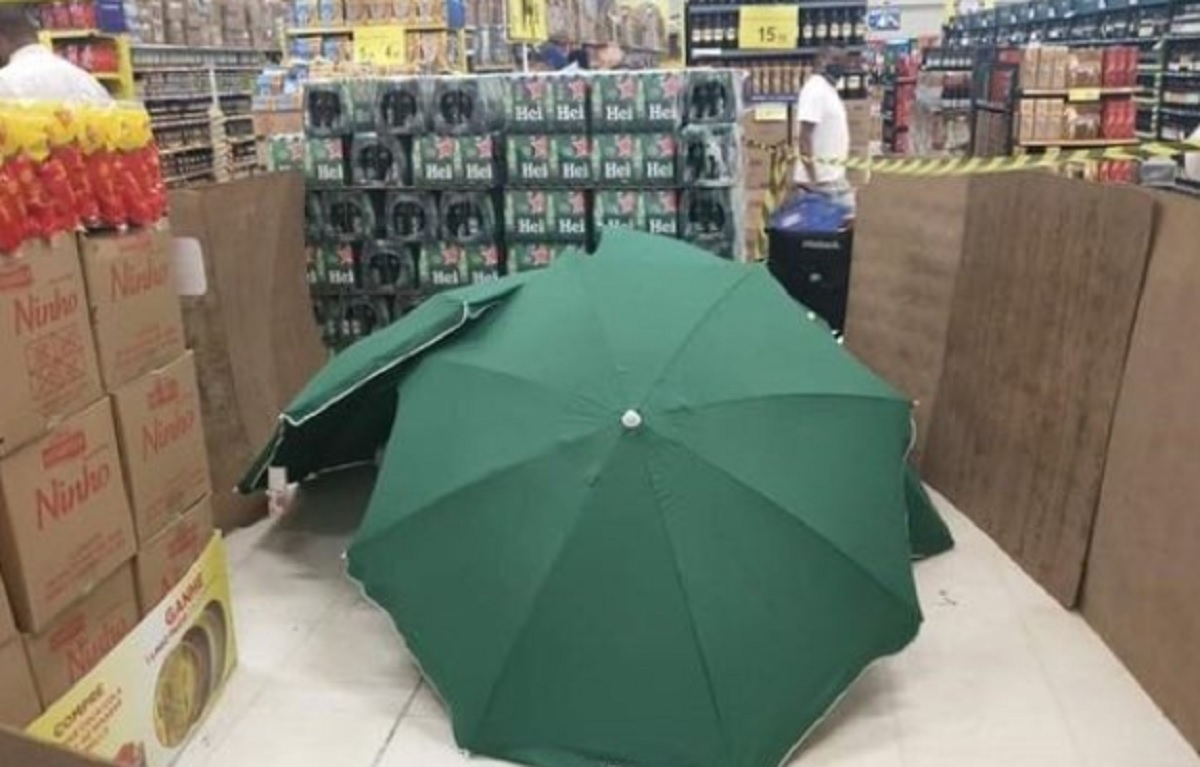 Un supermarch cache un employ dcd avec des parasols pour demeurer ouvert au public
