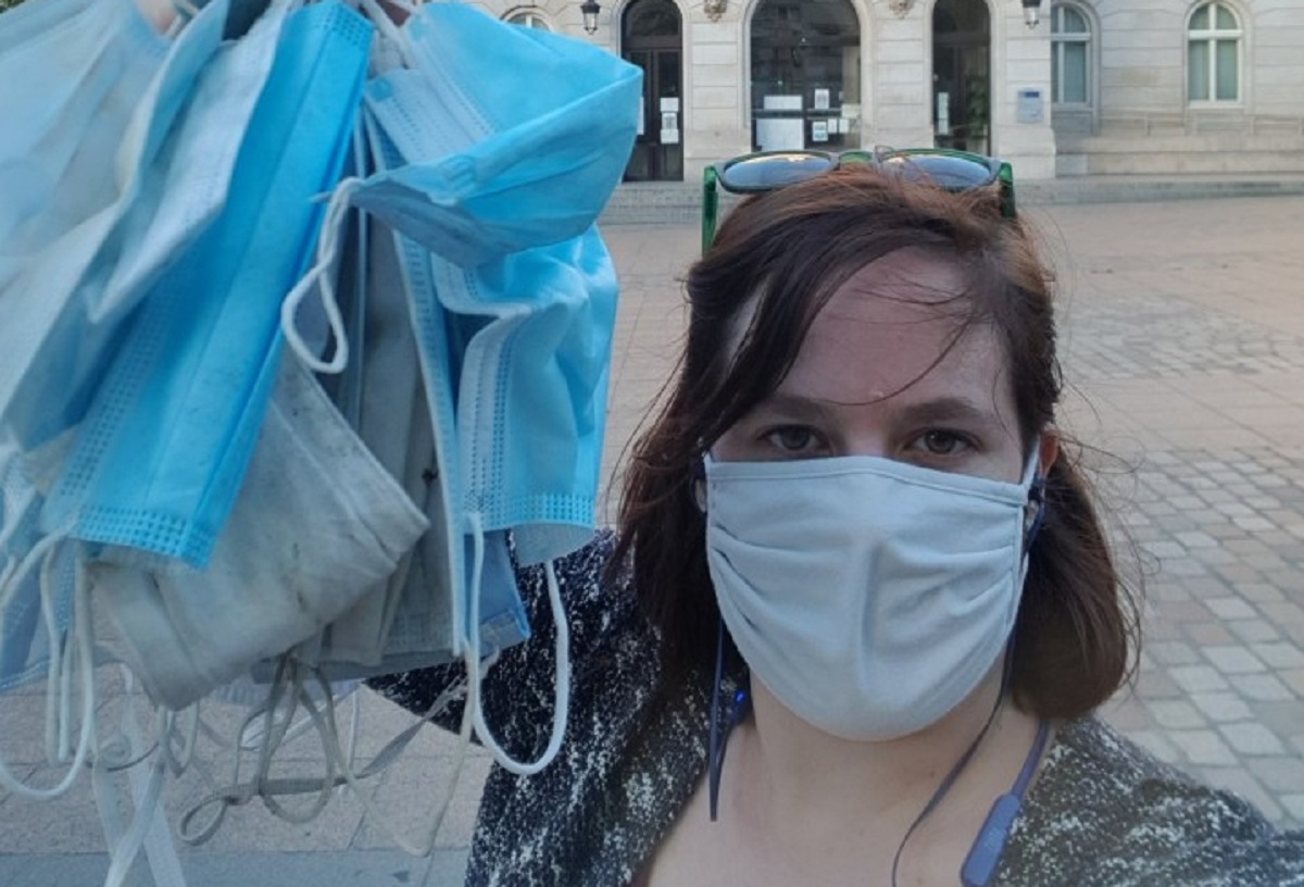 Une femme amasse des centaines de masques par terre en allant au travail tous les jours