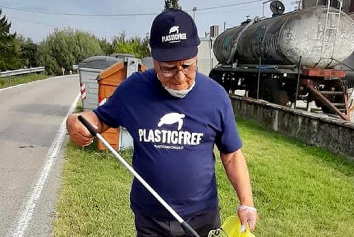 Un grand-père de 85 ans ramasse les déchets sur la plage chaque jour et devient une personnalité locale