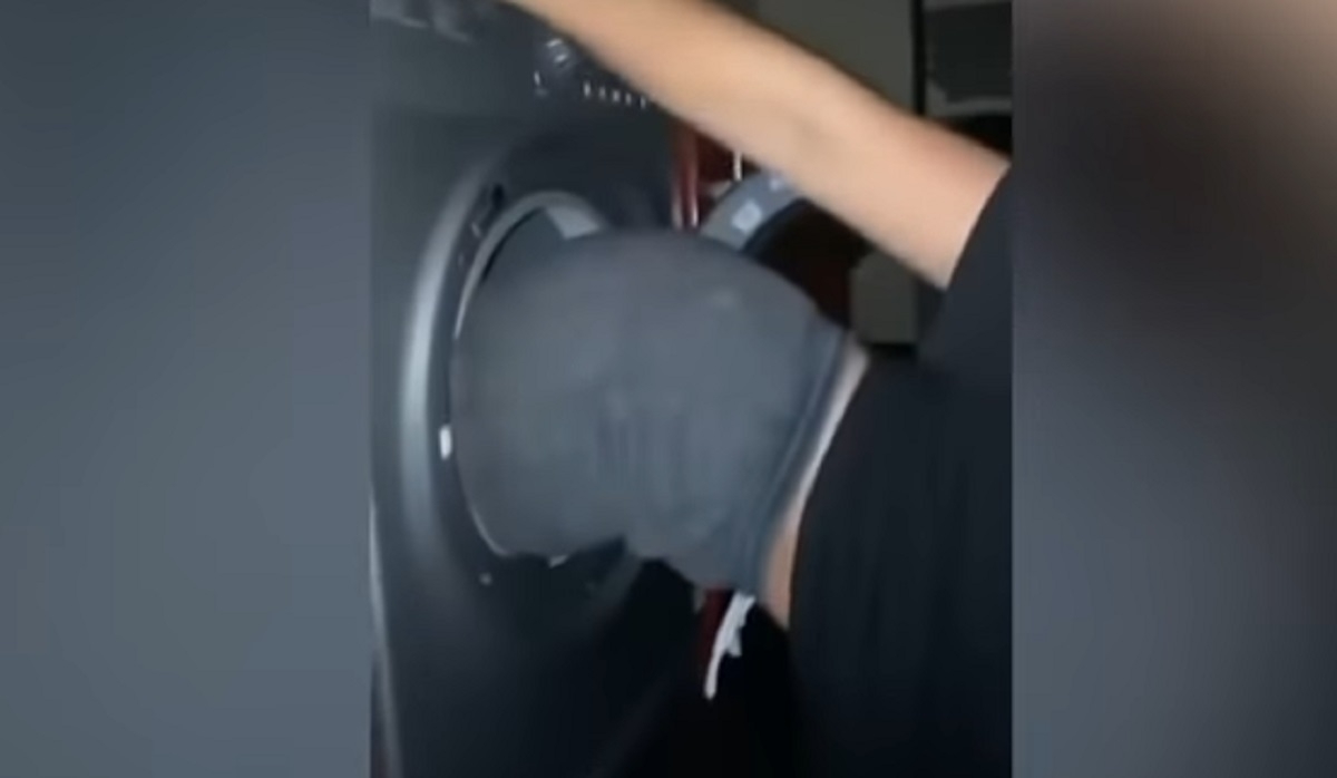 Une jeune femme est secourue par les pompiers apr�s s'�tre retrouv�e coinc�e dans une s�cheuse