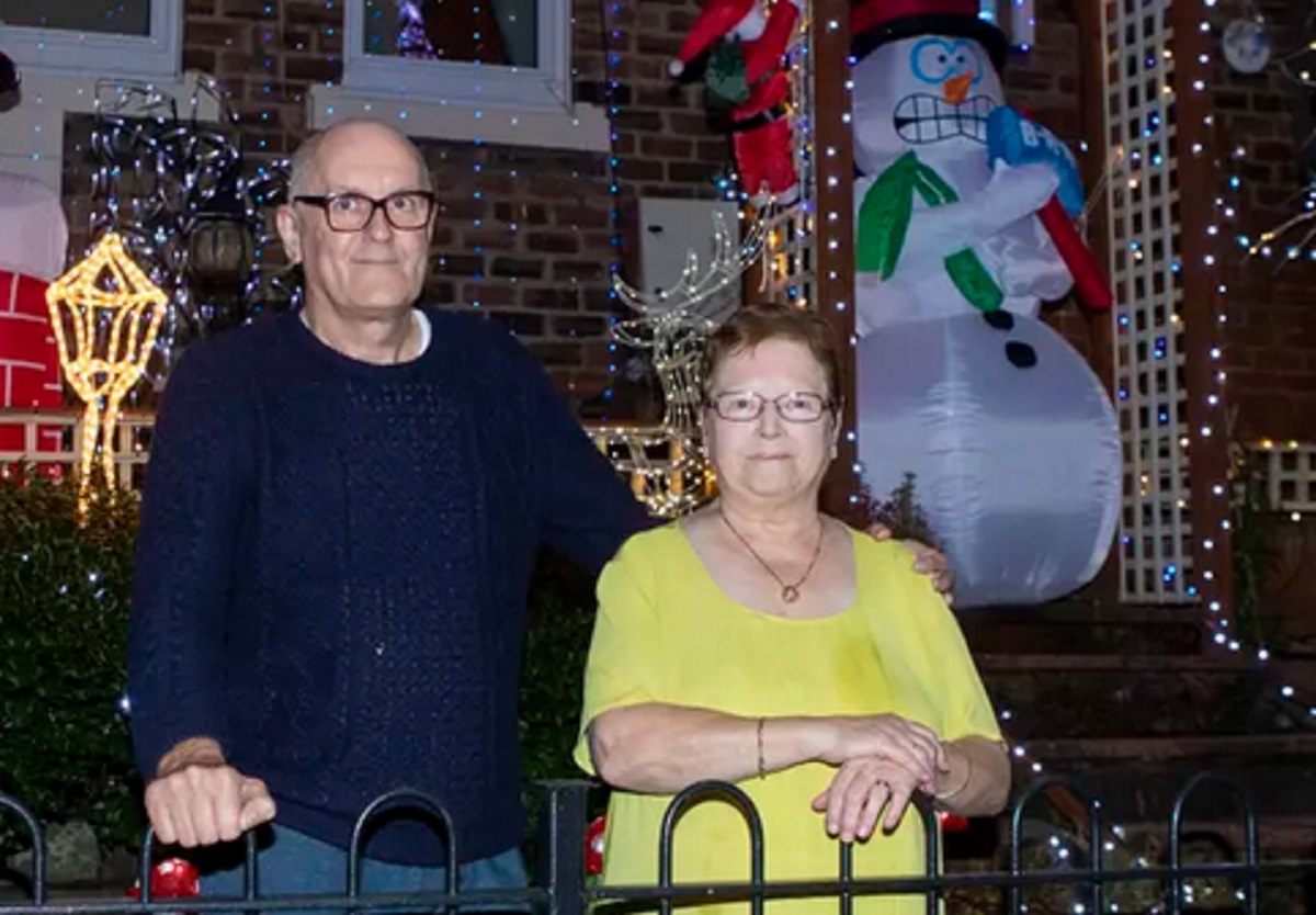 Un couple décide d'installer ses décorations de Noël deux mois d'avance pour remonter le moral du voisinage