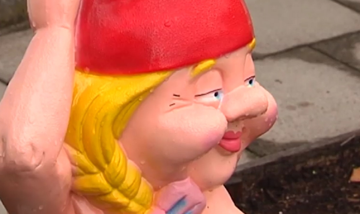 Un homme g doit enlever un nain de jardin de son parterre  cause d'une plainte