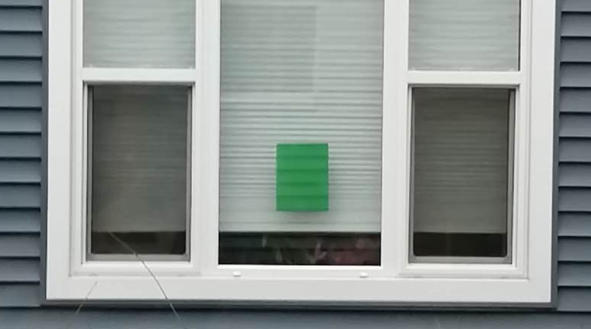 Des cartons de couleur dans les fenêtres pour indiquer si tout va bien pendant le confinement