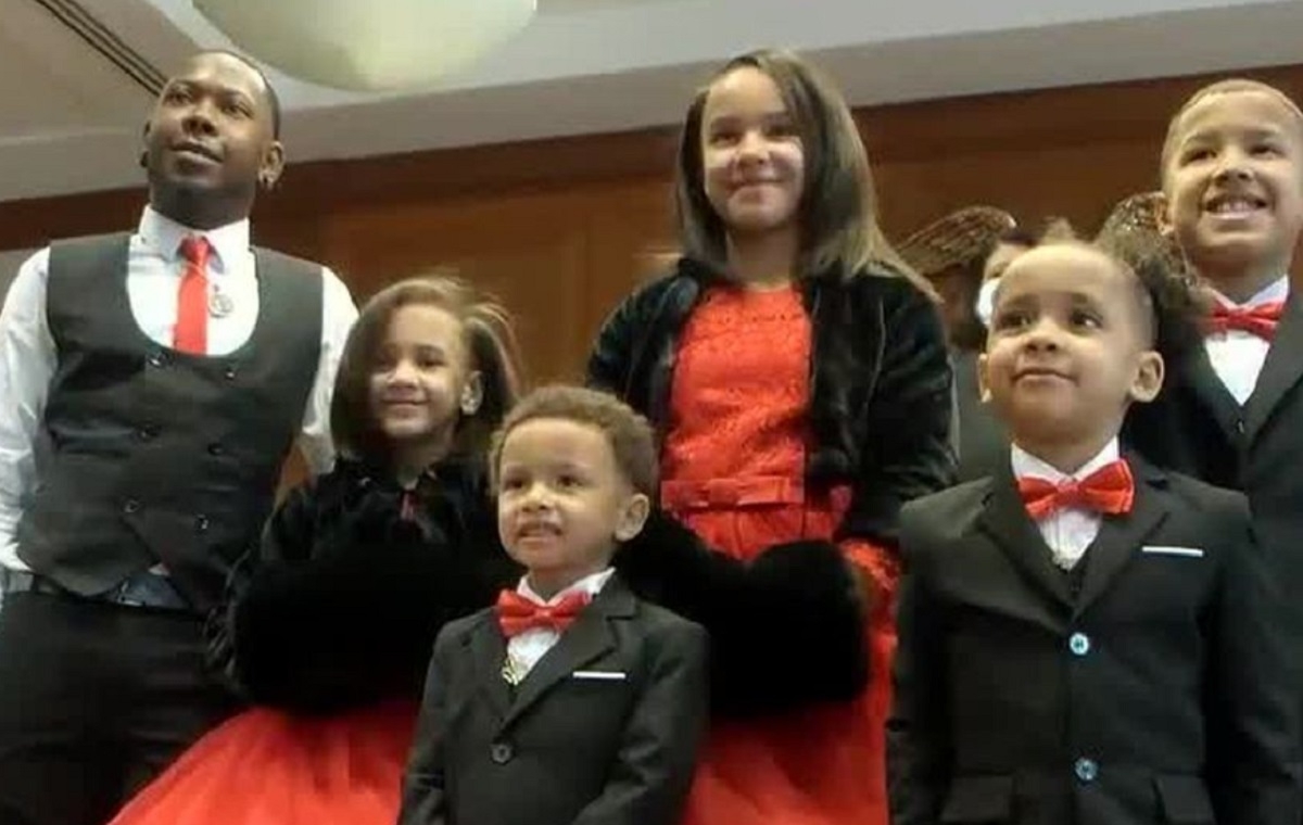 Un homme qui a grandi en famille d'accueil décide d'adopter 5 enfants pour leur permettre de rester ensemble